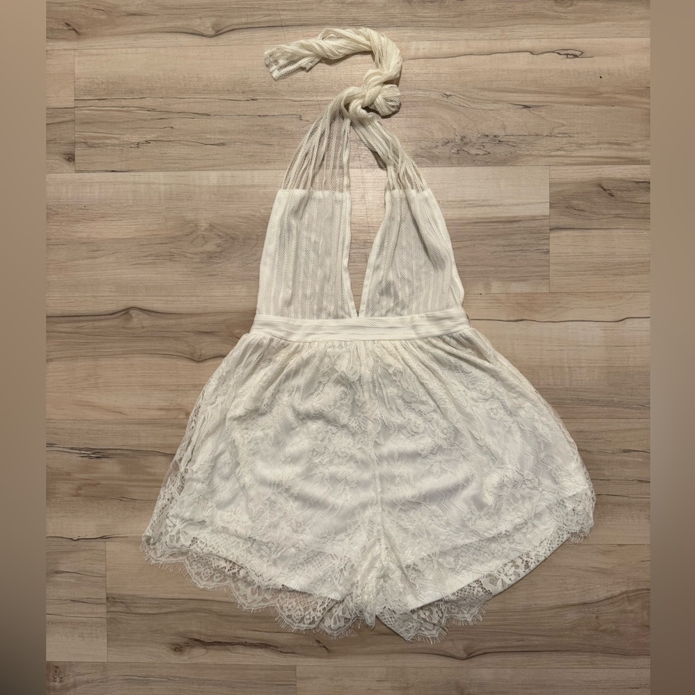 Laced backless romper - Picture 1 of 6